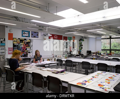 Str. Thomas der Apostel College, London, Vereinigtes Königreich. Architekt: Verbündete und Morrison, 2013. Kunst Unterricht. Stockfoto