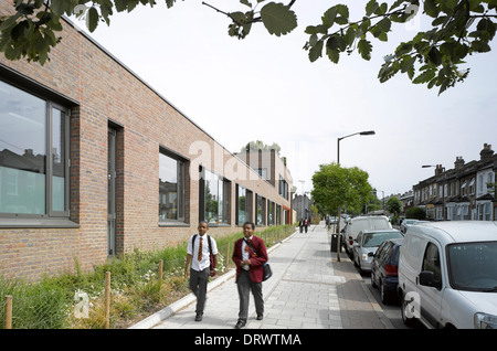 Str. Thomas der Apostel College, London, Vereinigtes Königreich. Architekt: Verbündete und Morrison, 2013. Außenansicht. Stockfoto