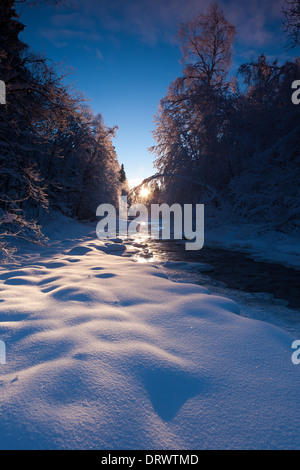 Winterlandschaft bei Sonnenuntergang auf dem Fluss Hobølelva in Våler Kommune, Østfold, Norwegen. Der Fluss ist ein Teil des Wassers, das System namens Morsavassdraget. Stockfoto