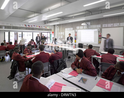 Str. Thomas der Apostel College, London, Vereinigtes Königreich. Architekt: Verbündete und Morrison, 2013. Typisches Klassenzimmer. Stockfoto