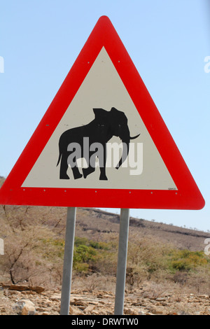 Vorsicht bei Elefanten Straßenschild entlang einer Straße in Namibia, Afrika. Stockfoto