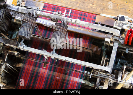 Rollen von Tartan Material in Gewebe gefertigt, zu verkaufen. Kilt Shop Royal Mile in Edinburgh, Schottland, Großbritannien. Stockfoto