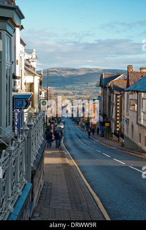 Ein Blick nach unten Vale St A543 Denbigh North Wales mit Blick auf den Clwydian Bereich Stockfoto