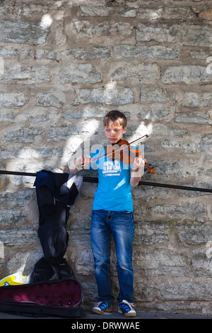 Jungen spielen Violine. Als Straßenmusikant. Straßen von Tallinn Estland. Stockfoto