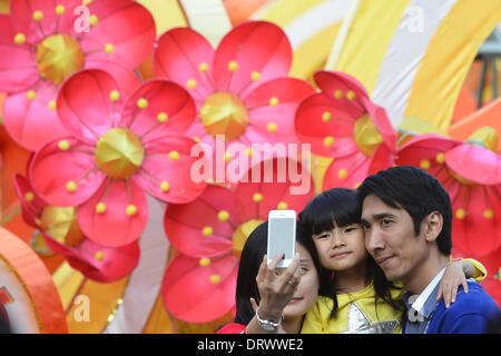 Macao, China. 3. Februar 2014. Touristen nehmen Fotos von sich selbst, wie sie den Senatsplatz in Süd-China Macau am 3. Februar 2014 besuchen. Aussichtspunkte in Macao, darunter die Ruinen der St. Pauls und den Senatsplatz, haben einen Höhepunkt im Touristenstrom seit dem Start des Frühlingsfestivals 2014 gesehen, am 31. Januar fiel. Bildnachweis: Xinhua/Alamy Live-Nachrichten Stockfoto