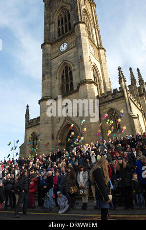 Liverpool, Vereinigtes Königreich. 2. Februar 2014. Menschenmenge versammelt auf Stufen des St. Lukes Church. Große Menschenmengen besucht die Stadtzentrum chinesischen Neujahrsfest in Liverpool. Die Stadt verfügt über eines der ältesten und Gemeinschaften von Menschen ursprünglich aus China und der Tag mitgerechnet, Drachen und Löwen Tänze, Feuerwerkskörper, traditionelles Essen und Spaß rund um das Jahr des Pferdes. Liverpool, England, Vereinigtes Königreich. Sonntag, 2. Februar 2014 Credit: David Colbran/Alamy Live-Nachrichten Stockfoto