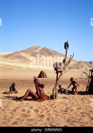 Himbas, Serra Cafema, Namibia, Afrika. Stockfoto