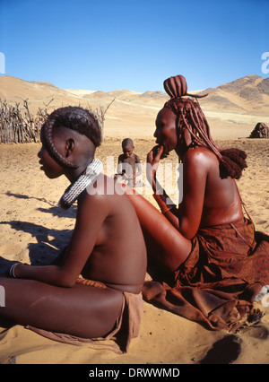 Himbas, Serra Cafema, Namibia, Afrika. Stockfoto