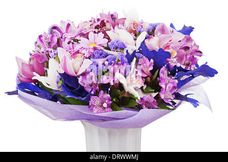 Strauß aus Orchideen und Lilien in Vase isoliert auf weißem Hintergrund. Closeup. Stockfoto