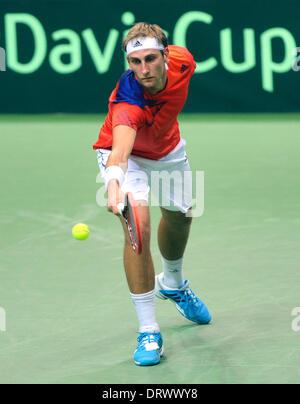 Ostrava, Tschechische Republik. 2. Februar 2014. Thiemo De Bakker aus den Niederlanden kehrt nach Tomas Berdych aus der Tschechischen Republik während ihrer Davis Cup ersten Runde Singles in Ostrava, Tschechische Republik, Sonntag, 2. Februar 2014 übereinstimmen. Bildnachweis: Jaroslav Ozana/CTK Foto/Alamy Live-Nachrichten Stockfoto