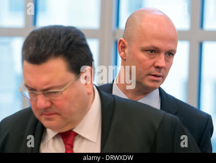 München, Deutschland. 3. Februar 2014. Andreas Tilp (L), Anwalt des Antragstellers Blei Christian Webers (R), ist der Gerichtssaal am Eröffnungstag der Sammelklage gegen Hypo Real Estate an das Oberlandesgericht in München, 3. Februar 2014 abgebildet. Kläger machen geltend, dass Milliarden-Entschädigung für Hypo Real Estate Verluste teilen. Der Prozess beginnt während der Finanzkrise mehr als fünf Jahre nach der milliardenschwere Bankenrettung der Hypo Real Estate. Foto: PETER KNEFFEL/dpa Stockfoto