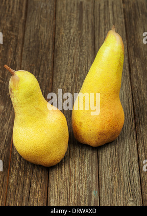 Reife Birnen auf hölzernen Hintergrund. Closeup. Stockfoto