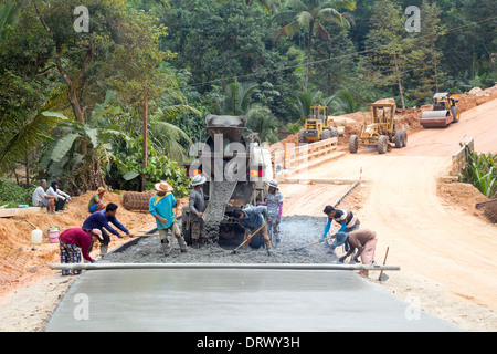 Gießen von Beton für eine Straße auf Ko Pha Ngan Insel, Thailand Stockfoto