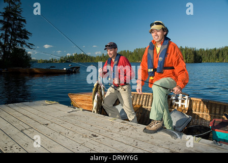 Angeln-Freunde Klettern auf der Anklagebank nach einem Tag voller Sommer Zander Angeln. Stockfoto