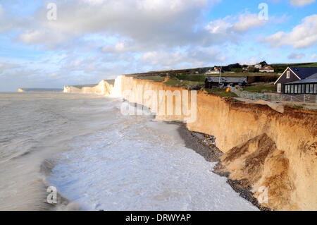 Birling Gap, East Sussex. 3. Februar 2014. Weitere Erosion der Felsen unter den Teestuben Birling Gap bei Flut mit mehr Stürme Prognose gibt Anlass zur Sorge. Bildnachweis: David Burr/Alamy Live-Nachrichten Stockfoto