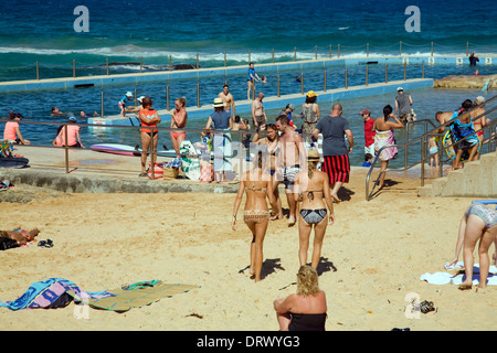Curl Curl Ocean Pool, South Curl Curl Beach, einer von Sydneys berühmten nördlichen Stränden, New South Wales, Australien zwei Frauen in Bikinis Stockfoto