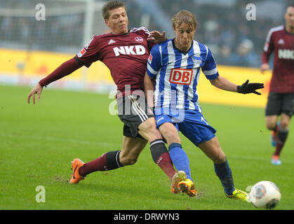 Berlin, Deutschland. 2. Februar 2014. Herthas Per Ciljan Skjelbred (R) und Nürnberger Mike Frantz wetteifern um die Kugel während der Bundesliga-Fußball-Spiel zwischen Hertha BSC und 1.FC Nürnberg im Olympiastadion in Berlin, Deutschland, 2. Februar 2014. Foto: OLIVER MEHLIS/DPA/Alamy Live-Nachrichten Stockfoto