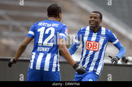Berlin, Deutschland. 2. Februar 2014. Herthas Adrian Ramos (R) feiert sein 1: 0-Tor mit Teamkollege Ronny während der Bundesliga-Fußball-Spiel zwischen Hertha BSC und 1.FC Nürnberg im Olympiastadion in Berlin, Deutschland, 2. Februar 2014. Foto: OLIVER MEHLIS/DPA/Alamy Live-Nachrichten Stockfoto