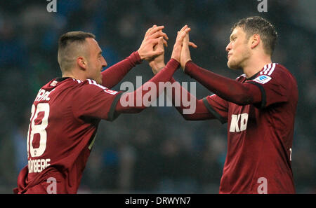 Berlin, Deutschland. 2. Februar 2014. Nürnbergs Josip Drmic (L) feiert seinen Treffer 1-2 Teamkollege Daniel Ginczek während der Fußball-Bundesliga-Spiel zwischen Hertha BSC und 1.FC Nürnberg im Olympiastadion in Berlin, Deutschland, 2. Februar 2014. Foto: OLIVER MEHLIS/DPA/Alamy Live-Nachrichten Stockfoto