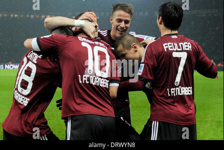 Berlin, Deutschland. 2. Februar 2014. Nürnbergs Josip Drmic (L) feiert seinen Treffer 1 bis 3 Teamkollegen während der Bundesliga-Fußball-Spiel zwischen Hertha BSC und 1.FC Nürnberg im Olympiastadion in Berlin, Deutschland, 2. Februar 2014. Foto: OLIVER MEHLIS/DPA/Alamy Live-Nachrichten Stockfoto