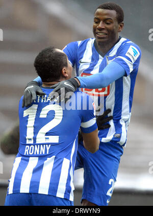 Berlin, Deutschland. 2. Februar 2014. Herthas Adrian Ramos (R) feiert sein 1: 0-Tor mit Teamkollege Ronny während der Bundesliga-Fußball-Spiel zwischen Hertha BSC und 1.FC Nürnberg im Olympiastadion in Berlin, Deutschland, 2. Februar 2014. Foto: OLIVER MEHLIS/DPA/Alamy Live-Nachrichten Stockfoto