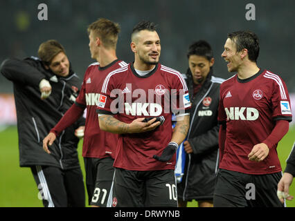 Berlin, Deutschland. 2. Februar 2014. Nürnberger Timo Gebhardt (C) Und Markus Feulner (R) feiern ihr Team 1: 2-Sieg der Bundesliga-Fußball-Spiel zwischen Hertha BSC und 1.FC Nürnberg im Olympiastadion in Berlin, Deutschland, 2. Februar 2014. Foto: OLIVER MEHLIS/DPA/Alamy Live-Nachrichten Stockfoto