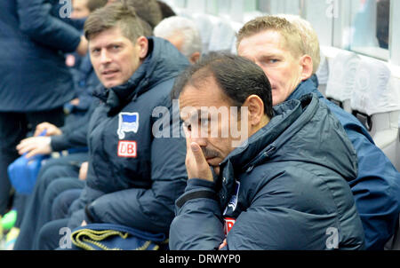 Berlin, Deutschland. 2. Februar 2014. Herthas Trainer Jos Luhukay (vorne) ist während der Bundesliga-Fußball-Spiel zwischen Hertha BSC und 1.FC Nürnberg im Olympiastadion in Berlin, Deutschland, 2. Februar 2014 abgebildet. Foto: OLIVER MEHLIS/DPA/Alamy Live-Nachrichten Stockfoto