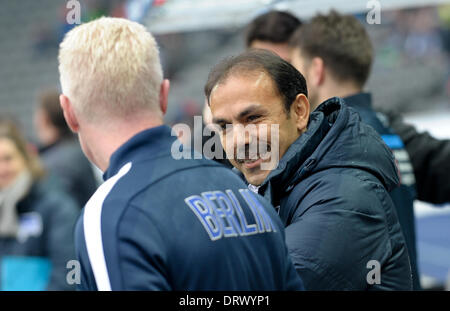 Berlin, Deutschland. 2. Februar 2014. Herthas Trainer Jos Luhukay und Co-Trainer Rob Reekers (L-R) sprechen während der Bundesliga-Fußball-Spiel zwischen Hertha BSC und 1.FC Nürnberg im Olympiastadion in Berlin, Deutschland, 2. Februar 2014. Foto: OLIVER MEHLIS/DPA/Alamy Live-Nachrichten Stockfoto