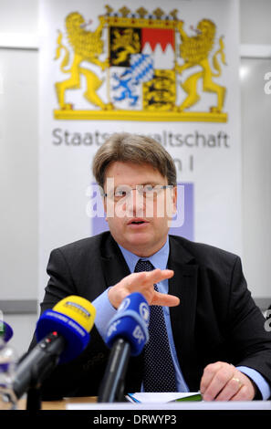 München, Deutschland. 3. Februar 2014. Der Minister der Justiz Bayern, Winfried Bausback (CSU, R), spricht auf einer Pressekonferenz an die Staatsanwaltschaft in München, 3. Februar 2014. Bausback skizziert eine bayerische Gesetzesentwurf für ein neues Anti-doping-Gesetz. Foto: ANDREAS GEBERT/Dpa/Alamy Live-Nachrichten Stockfoto