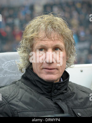 Berlin, Deutschland. 2. Februar 2014. Nürnbergs Trainer Gertjan Verbeek ist während der Bundesliga-Fußball-Spiel zwischen Hertha BSC und 1.FC Nürnberg im Olympiastadion in Berlin, Deutschland, 2. Februar 2014 abgebildet. Foto: OLIVER MEHLIS/DPA/Alamy Live-Nachrichten Stockfoto