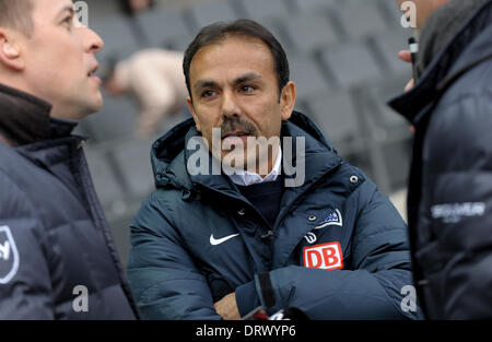 Berlin, Deutschland. 2. Februar 2014. Herthas Trainer Jos Luhukay (C) ist vor der Bundesliga-Fußball-Spiel zwischen Hertha BSC und 1.FC Nürnberg im Olympiastadion in Berlin, Deutschland, 2. Februar 2014 abgebildet. Foto: OLIVER MEHLIS/DPA/Alamy Live-Nachrichten Stockfoto