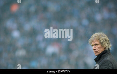 Berlin, Deutschland. 2. Februar 2014. Nürnbergs Trainer Gertjan Verbeek ist während der Bundesliga-Fußball-Spiel zwischen Hertha BSC und 1.FC Nürnberg im Olympiastadion in Berlin, Deutschland, 2. Februar 2014 abgebildet. Foto: OLIVER MEHLIS/DPA/Alamy Live-Nachrichten Stockfoto