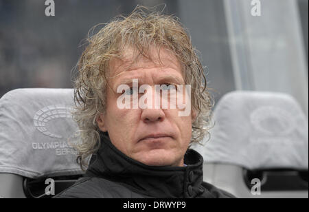 Berlin, Deutschland. 2. Februar 2014. Nürnbergs Trainer Gertjan Verbeek ist während der Bundesliga-Fußball-Spiel zwischen Hertha BSC und 1.FC Nürnberg im Olympiastadion in Berlin, Deutschland, 2. Februar 2014 abgebildet. Foto: OLIVER MEHLIS/DPA/Alamy Live-Nachrichten Stockfoto