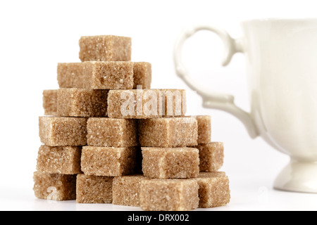 Brown Sugar Cubes und eine Tasse Stockfoto