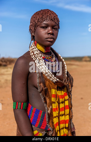 Junge Frau von der Hamer Stamm, Hamer Dorf in der Nähe von Turmi, Omo-Tal, Äthiopien Stockfoto