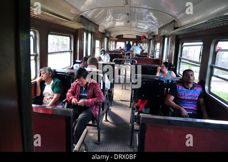 Kuba: Bestandteil der Hershey Electric Railway zwischen Havanna und Matanzas. Fahrgäste im Zug Stockfoto