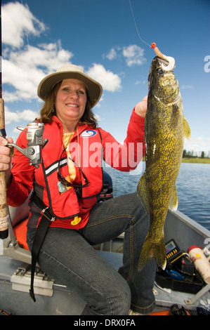 Frau Angler halten den Sommer Zander gefangen sie in Nord-Ontario, Kanada. Stockfoto