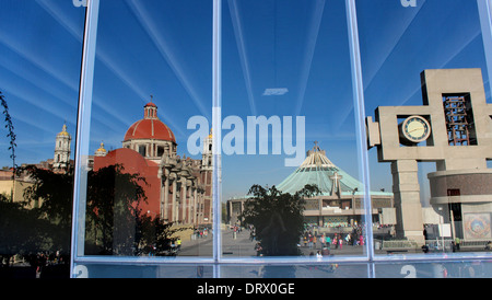 Reflexion der Basilica de Guadalupe in einem Fenster, Mexiko-Stadt Stockfoto