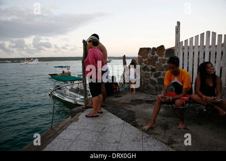 Galapagos-Inseln. Anwohner warten auf die Fähre im Hafen von Santa Cruz. Stockfoto