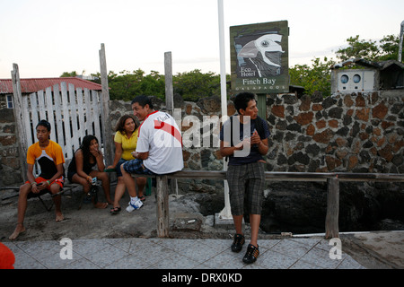 Galapagos-Inseln. Anwohner warten auf die Fähre im Hafen von Santa Cruz. Stockfoto