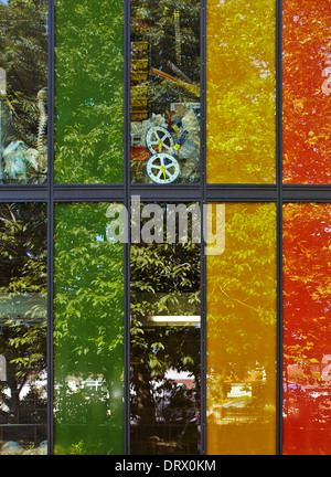 Birmingham School, Wolverhampton, Vereinigtes Königreich. Architekt: Capita Symonds Architektur, 2013. Bunte Glasscheiben. Stockfoto