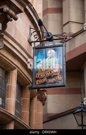 Mr Thomas's Chop House Hanging Pub Sign  Mr Thomas's Chop House Victorian Pub, 52 Cross Street, Manchester. Großbritannien, Europa, EU Stockfoto