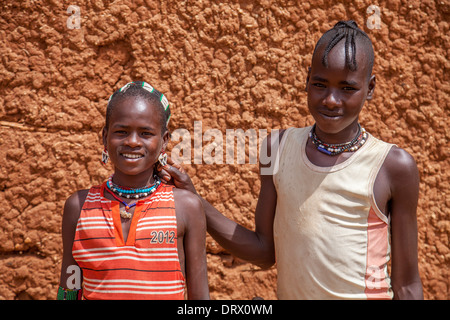 Zwei Jungen aus der Hamer Stamm, Dimeka, Omo-Tal, Äthiopien Stockfoto