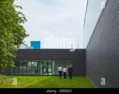 Birmingham School, Wolverhampton, Vereinigtes Königreich. Architekt: Capita Symonds Architektur, 2013. Mauerwerk-Fassade mit Blick t Stockfoto