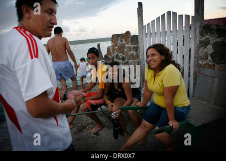 Galapagos-Inseln. Anwohner warten auf die Fähre im Hafen von Santa Cruz. Stockfoto