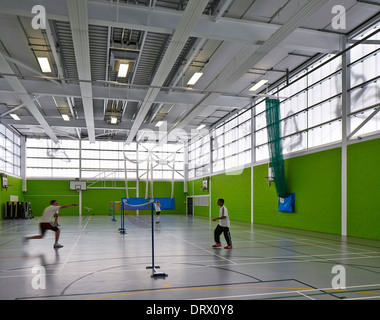 Birmingham School, Wolverhampton, Vereinigtes Königreich. Architekt: Capita Symonds Architektur, 2013. Gymnasium-Interieur. Stockfoto