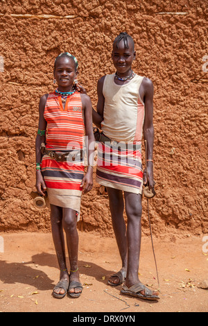 Zwei Jungen aus der Hamer Stamm, Dimeka, Omo-Tal, Äthiopien Stockfoto