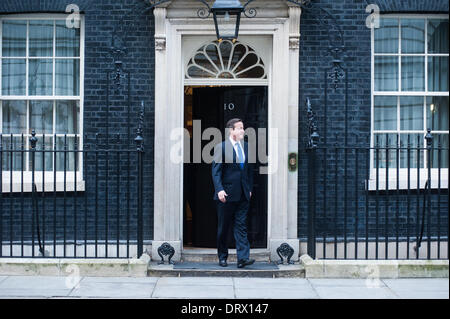 London, UK - 3. Februar 2014: NATO-Generalsekretär, Herr Anders Fogh Rasmussen trifft Premierminister David Cameron, der Außenminister William Hague und der Verteidigungsminister, Philip Hammond in der Downing Street. Bildnachweis: Piero Cruciatti/Alamy Live-Nachrichten Stockfoto