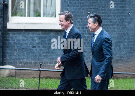 London, UK - 3. Februar 2014: NATO-Generalsekretär, Herr Anders Fogh Rasmussen trifft Premierminister David Cameron, der Außenminister William Hague und der Verteidigungsminister, Philip Hammond in der Downing Street. Bildnachweis: Piero Cruciatti/Alamy Live-Nachrichten Stockfoto