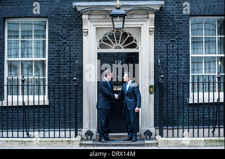 London, UK - 3. Februar 2014: NATO-Generalsekretär, Herr Anders Fogh Rasmussen trifft Premierminister David Cameron, der Außenminister William Hague und der Verteidigungsminister, Philip Hammond in der Downing Street. Bildnachweis: Piero Cruciatti/Alamy Live-Nachrichten Stockfoto